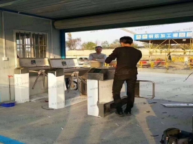 江蘇南京鼓樓區(qū)某工地現(xiàn)場(chǎng)橋式三輥閘、擺閘案例