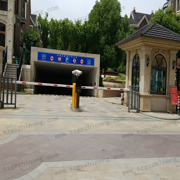 張家港伊頓花園別墅現(xiàn)場(chǎng)案例車(chē)牌識(shí)別加廣告道閘，人行通道閘（護(hù)外人臉識(shí)別加擺閘